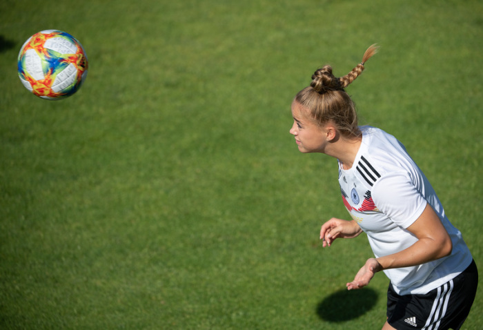Fußball-Profis spielen den Ball regelmäßig mit dem Kopf. Foto: Sebastian Gollnow/Dpa