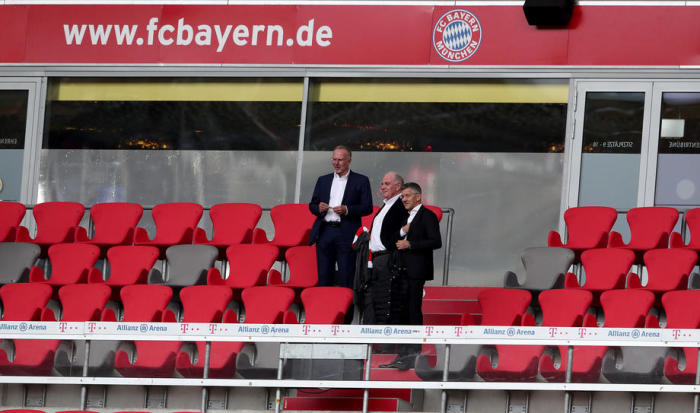 Bayern München Vorstandsvorsitzender Karl-Heinz Rummenigge (L), Präsident Herbert Hainer (R) und Uli Hoeness Ehrenpräsident des FC Bayern München Foto: epa/Alexander Hassenstein