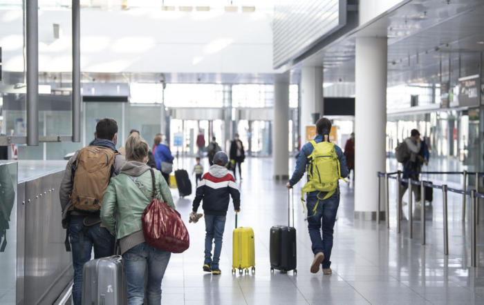 Die Passagiere kommen am Terminal 2 des Flughafens in München an. Foto: epa/Lukas Barth-tuttas
