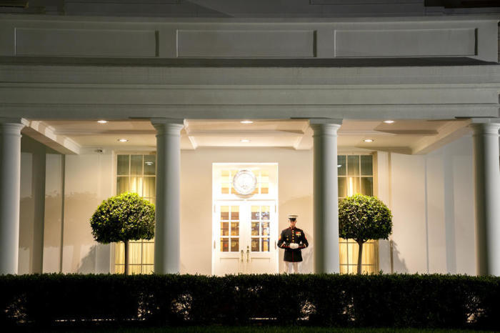 Eine Marine steht vor dem Westflügel des Weißen Hauses in Washington. Foto: epa/Stefani Reynolds
