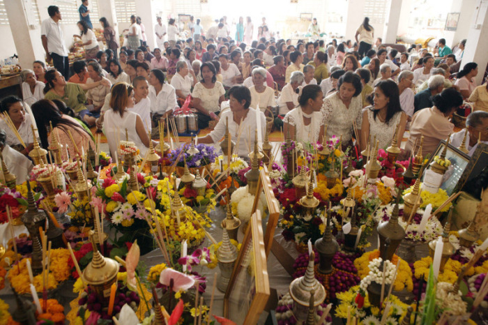 Landesweit wird in den buddhistischen Tempeln am inoffiziellen Feiertag Wan Sart, auch Sart Thai genannt,  den Verstorbenen mit gemeinsamen Gebeten gedacht. 