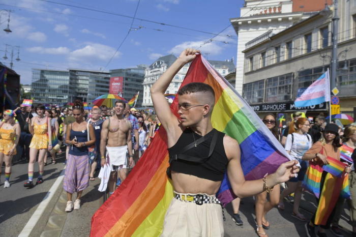 Ein Teilnehmer hält eine regenbogenfarbene Fahne während der Gay Pride Parade in der Innenstadt von Budapest. Foto: epa/Szilard Koszticzak