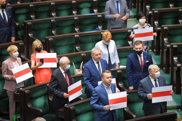 4 Parlamentarier der Regierungspartei Recht und Gerechtigkeit (PiS) im Sitzungssaal des Sejm der Republik Polen in Warschau. Foto: epa/Radek Pietruszka