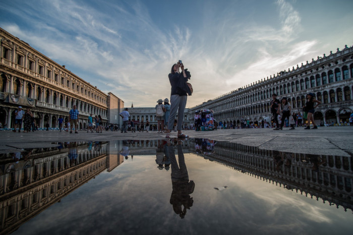 Eine Touristin macht ein Foto auf dem Markusplatz in Venedig. Archivfoto: epa/Zoltan Balogh