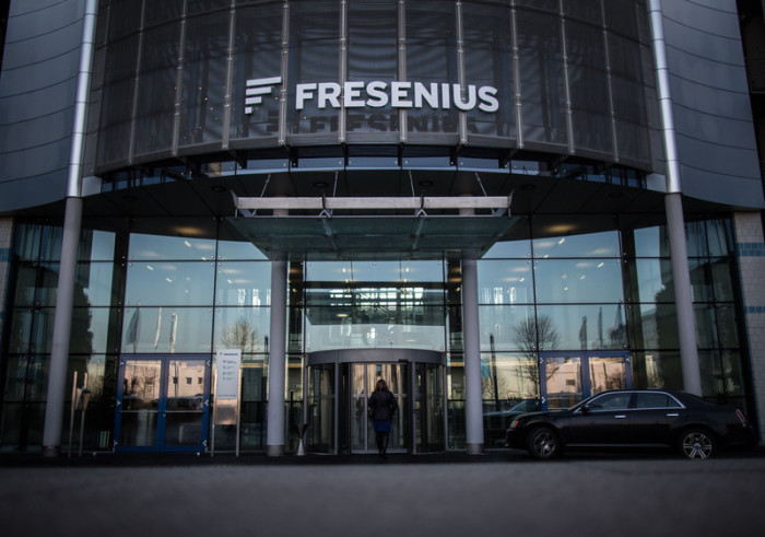 Das Logo der Fresenius SE prangt vor der Bilanzpressekonferenz in Bad Homburg über dem Eingang des Firmensitzes. Foto: Frank Rumpenhorst