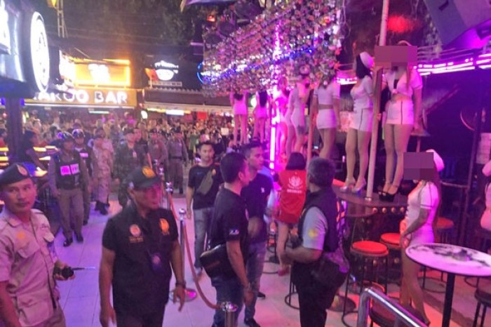 Die Ermittler nahmen am Dienstagabend einen der Unterhaltungsbetriebe des Tatverdächtigen unter die Lupe. Foto: The Thaiger
