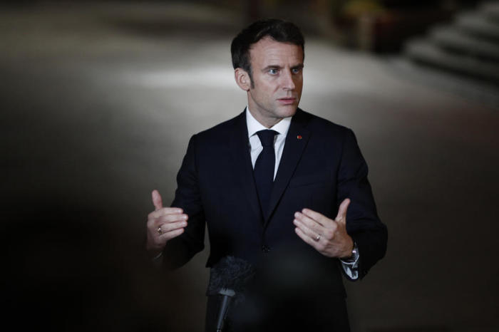 Staatspräsident Emmanuel Macron spricht bei seiner Ankunft in Tourcoing zu den Medien. Foto: epa/Yoan Valat