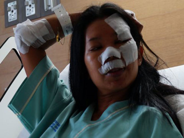 Die Witwe von Andreas W. am Krankenbett des Bangkok Hospitals Phuket: Sie erhebt schwere Vorwürfe gegen die mutmaßliche Unfallfahrerin eines Pickups aus Phuket.