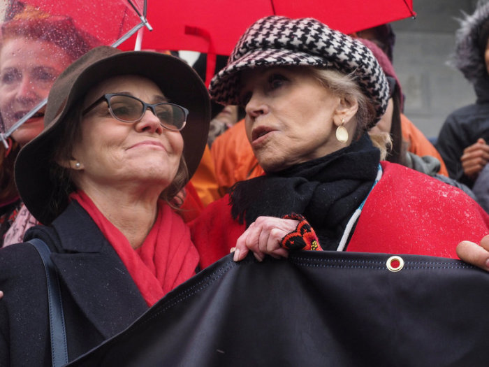 Sally Field (l) und Jane Fonda, Schauspielerinnen aus den USA, nehmen an einem «Fire Drill Fridays»-Protest vor dem US-Kapitol teil. Foto: Sue Dorfman/Zuma Wire/dpa