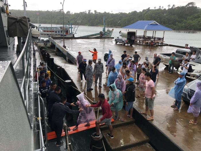 Die Marine schickte Kriegsschiffe von ihrer Basis in Sattahip in den Koh-Chang-Archipel, um auf Koh Chang und Koh Mak gestrandete Touristen zu evakuieren. Foto: The Pattaya News