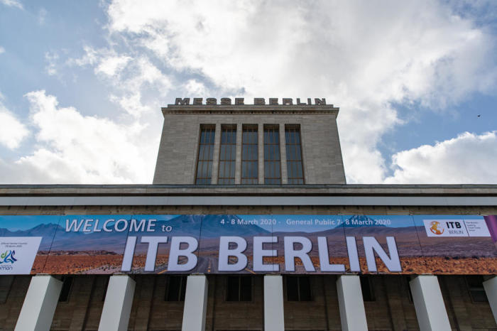 Ein Werbebanner für die Internationale Reisemesse ITB Berlin hängt an der Fassade des Messegeländes in Berlin.Foto: epa/Hayoung Jeon