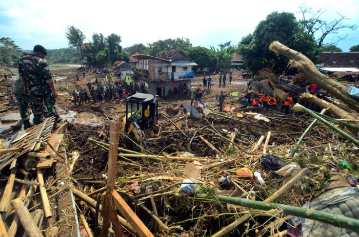 Retter suchen nach Opfern in einem von einer Sturzflut verwüsteten Gebiet in der Provinz West Java. Foto: epa/Daenk