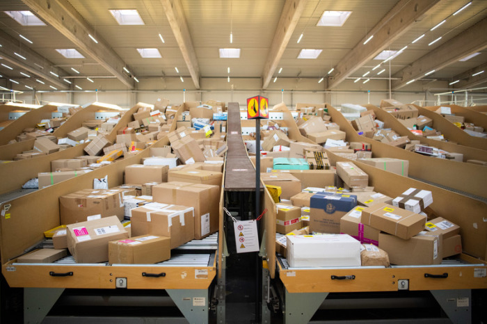 Pakete liegen in einem Paketzentrum von Deutsche Post und DHL. Für die Paketbranche ist der boomende Online-Handel ein dankbarer Trend, der die Umsätze weiter wachsen lässt. Foto: Tom Weller/Dpa