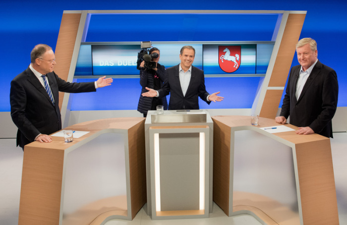 Ministerpräsident Stephan Weil (l, SPD) und sein Herausforderer Bernd Althusmann (r, CDU). Foto: dpa/Julian Stratenschulte