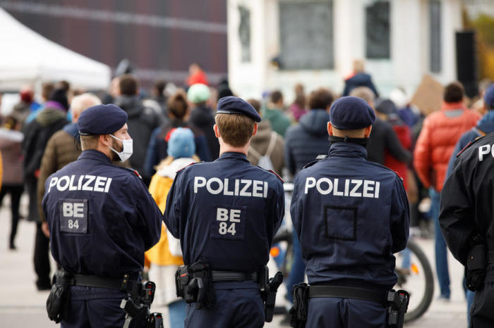 Polizei bei einer Demonstration gegen die Maßnahmen der österreichischen Regierung zum Coronavirus in Wien. Archivfoto: epa/FLORIAN WIESER