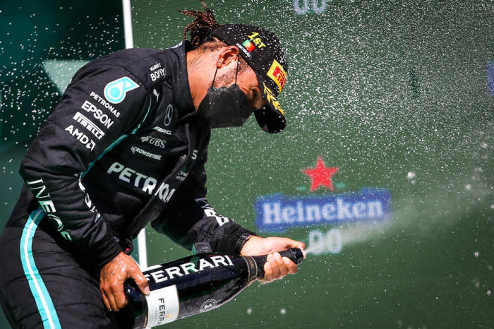 Großbritanniens Formel-1-Pilot Lewis Hamilton von Mercedes-AMG Petronas jubelt auf dem Podium. Foto: epa/Jose Sena Goulao