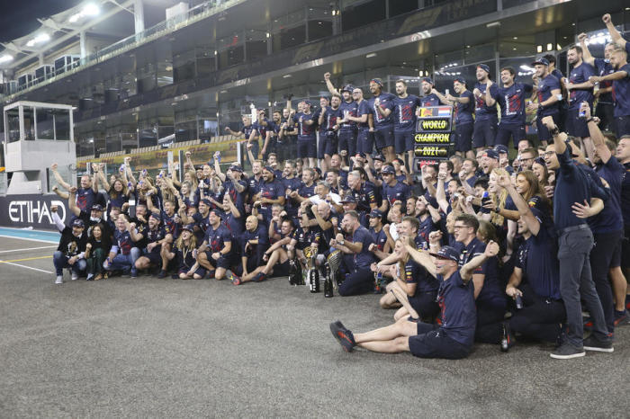 Niederländischer Formel-1-Pilot Max Verstappen von Red Bull Racing (C-L) feiert mit seinem Team. Foto: epa/Ali Haider
