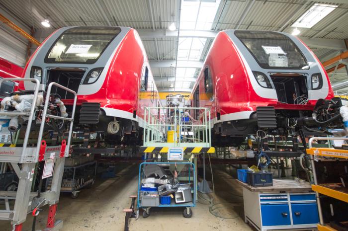 Bahnwaggons stehen in einer Werkhalle des kanadischen Schienenfahrzeughersteller Bombardier. Foto: Sebastian Kahnert/Dpa-zentralbild/dpa
