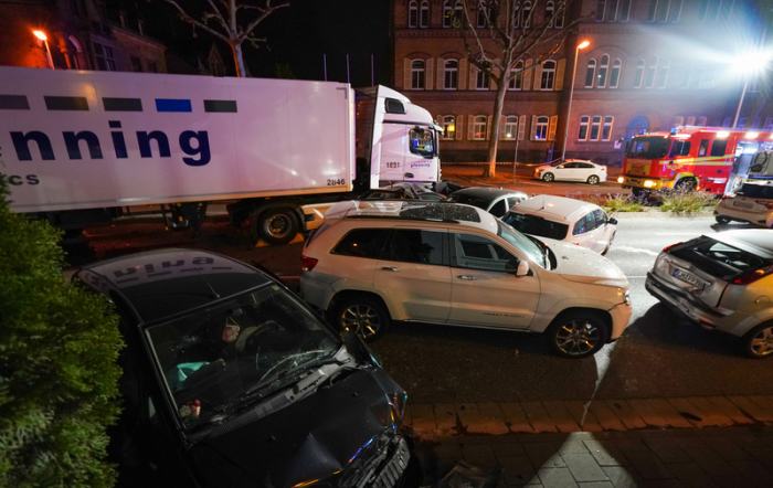 Ein Lastwagen ist im hessischen Limburg auf mehrere vor einer roten Ampel vor dem Landgericht stehende Fahrzeuge aufgefahren. Foto: Thorsten Wagner/Dpa