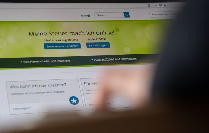 Eine Frau bedient das Portal der deutschen Steuerverwaltungen zur Abwicklung der Steuererklärungen und Steueranmeldungen über das Internet, Elster. Foto: Marijan Murat/Dpa