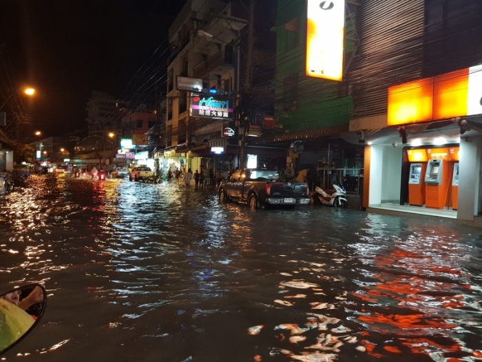 Starkregenfälle führen in Pattaya jedes Jahr zur Monsunzeit für stadtweite Überschwemmungen. Foto: Jahner