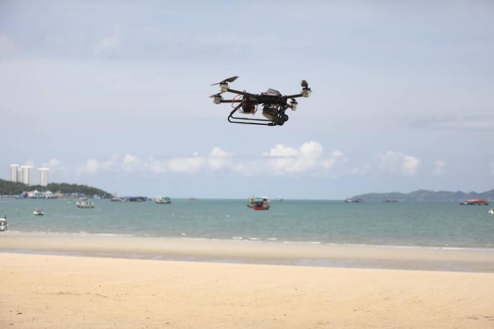 Mit Drohnen kontrollieren die Sicherheitsbehörden aus der Luft, dass die Strandsperrung eingehalten wird. Foto: PR Pattaya