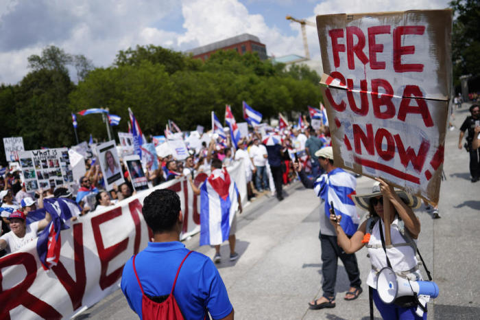 Cuban-Amerikaner demonstrieren vor dem Weißen Haus, um die Proteste in Kuba zu unterstützen. Foto: epa/Will Oliver