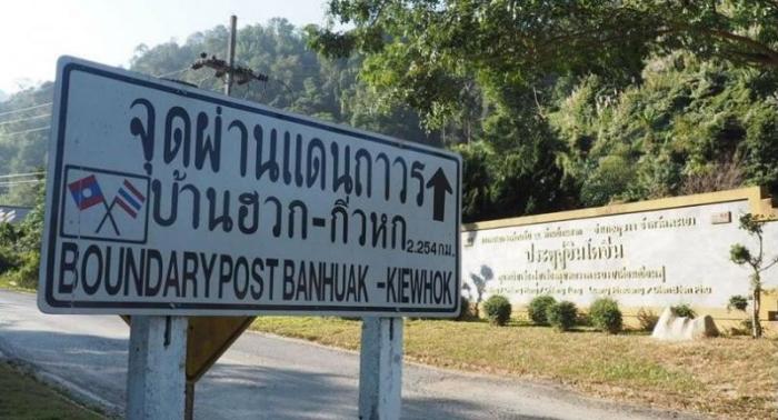 Ein Schild weist auf den thailändisch-laotischen Grenzübergang in Ban Huak hin. Foto: The Nation