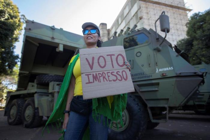 ine Frau zeigt ein Plakat zur Unterstützung der gedruckten Abstimmung, die vom brasilianischen Präsidenten Jair Bolsonaro verteidigt wird. Foto: epa/Joedson Alves