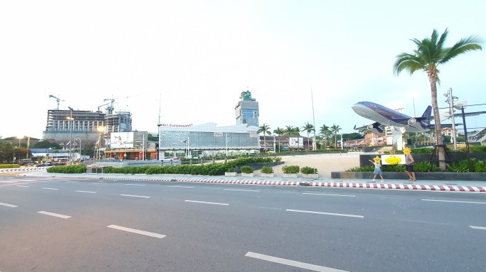 Pattaya im Quasi-Lockdown: Wo sich in Vor-Corona-Zeiten der Verkehr staute, war am Samstag in den Nachmittagsstunden nur selten ein Fahrzeug unterwegs. Foto: Jahner