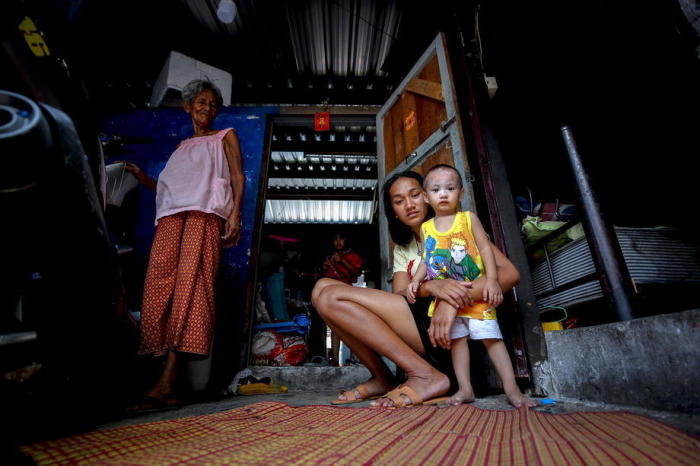 Slum-Familie in Khlong Toei. Foto: epa/Diego Azubel