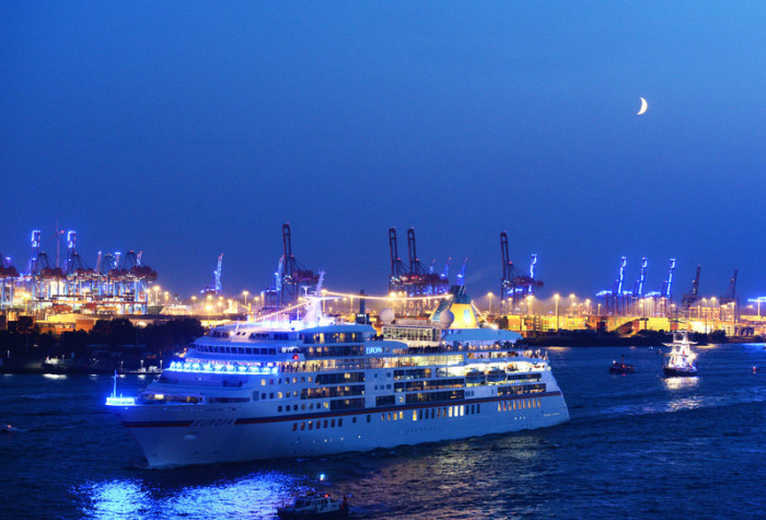 Das MS Europa im Hafen von Hamburg. Foto: epa/Daniel Reinhardt