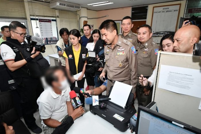 Der mutmaßliche Täter wird der Presse vorgeführt. Foto: Thai Tourist Police Bureau