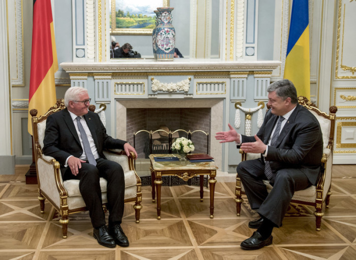 Der ukrainische Präsident Petro Poroschenko (R) spricht mit seinem deutschen Amtskollegen Frank-Walter Steinmeier (L) bei ihrem Treffen in Kiew. Foto: epa/Mykola Lazarenko