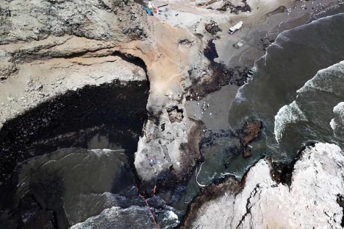 Die Fläche, die von der Ölpest in Peru betroffen ist, steigt auf 2,9 Quadratkilometer an. Foto: epa/Regierung Von Peru Handout