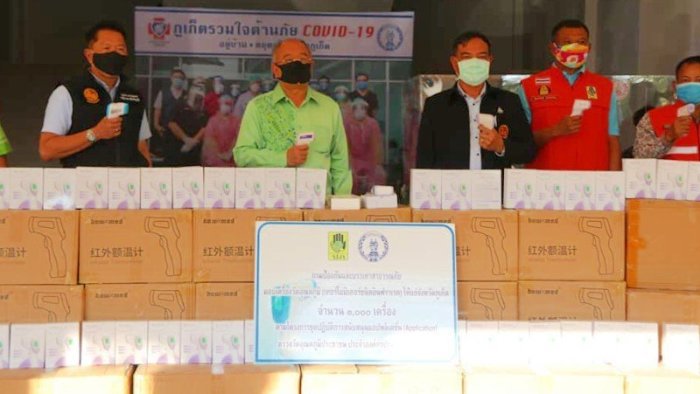 Gouverneur Phakaphong hat 3.000 Infrarot-Thermometer erhalten. Foto: The Phuket News (PR-Abteilung)