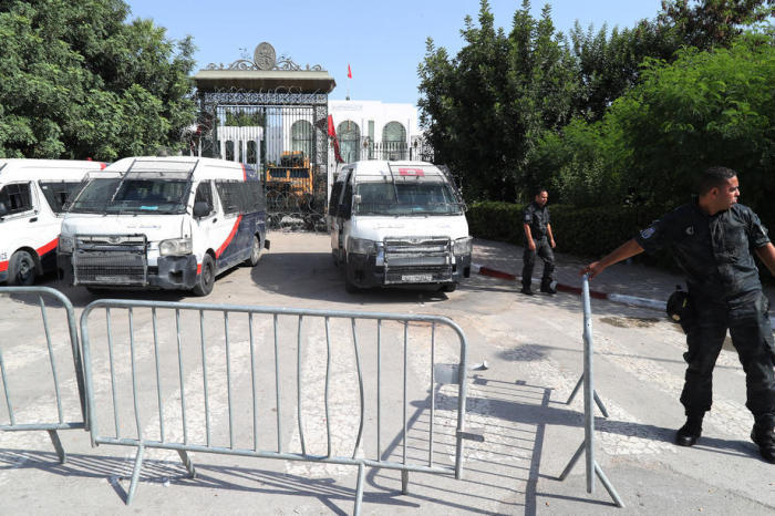 Polizeifahrzeuge blockieren einen Seiteneingang des tunesischen Parlamentsgebäudes in Tunis. Foto: epa/Mohamed Messara