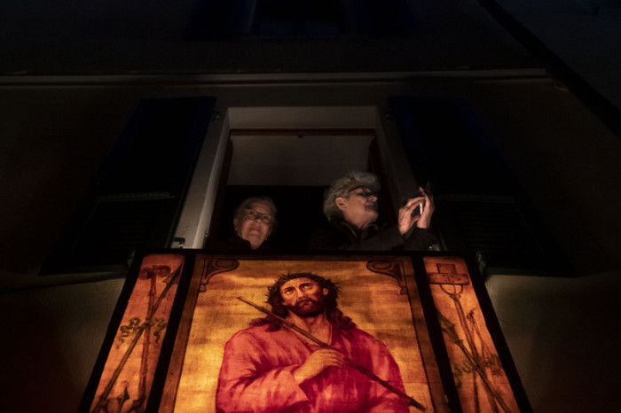 Eine religiöse Karfreitagsprozession in Mendrisio. Foto: epa/Pablo Gianinazzi