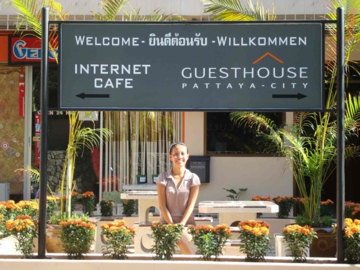 Das Gästehaus Pattaya-City liegt sehr zentral und ist doch in wenigen Minuten zum Strand erreichbar. Achara heißt die Gäste persönlich willkommen.