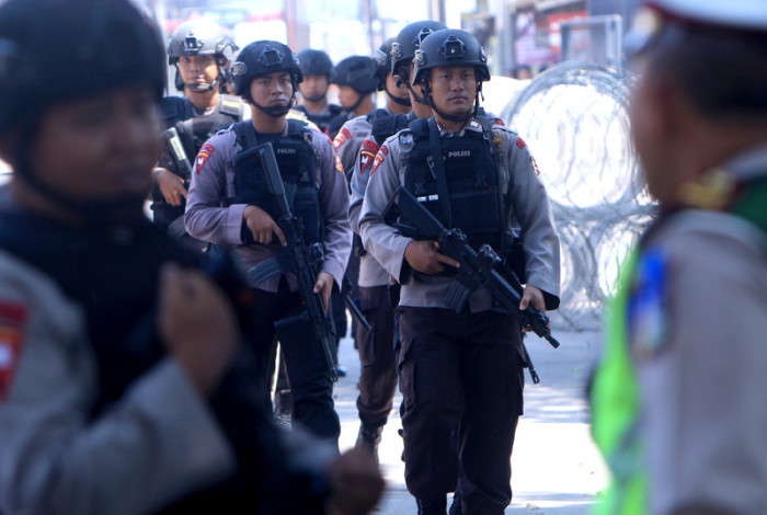 Bewaffnete Sicherheitskräfte des indonesischen Mobile Brigade Corps. Foto: epa/Adi Weda