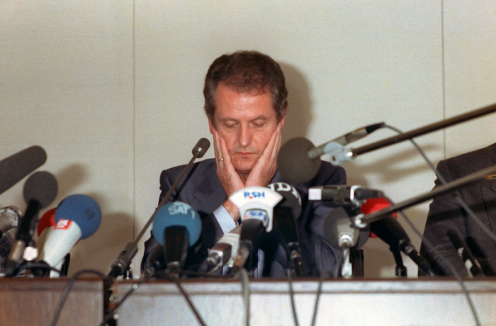 Uwe Barschel weist bei einer Pressekonferenz in Kiel am 18.09.1987 mit einem 