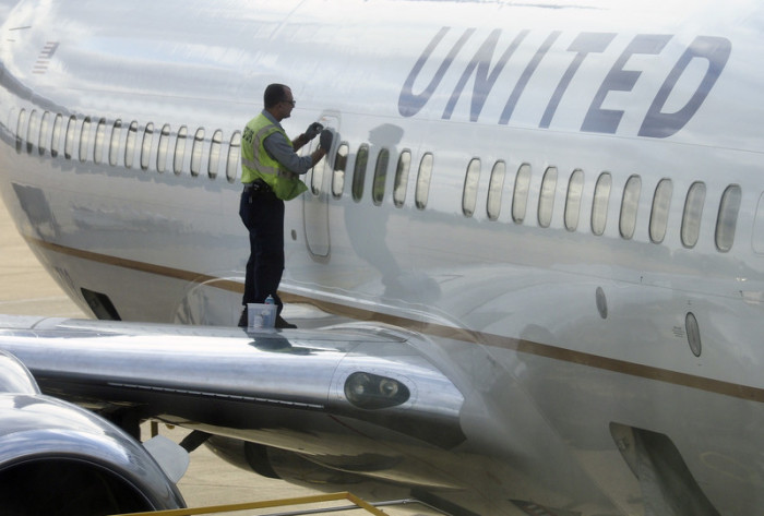 Ein Mitarbeiter überprüft eine Maschine der Fluggesellschaft United Airlines. Archivbild: epa/John G. Mabanglo