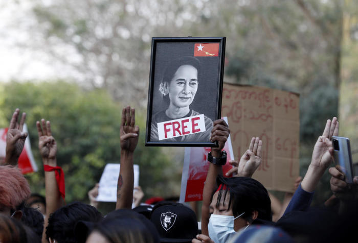 Demonstranten halten ein Porträt der inhaftierten Staatsrätin Aung San Suu Kyi. Foto: epa/Stringer