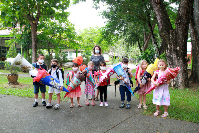 Gruppenfoto von der Einschulung der „Flex Sterne“ am 16. August 2021 in der Christlich >Deutschen Schule Chiang Mai (CDSC) Sie wurden von ihrer Lehrerin Melanie Hollenstein (h.) empfangen. Fotos:: CDSC
