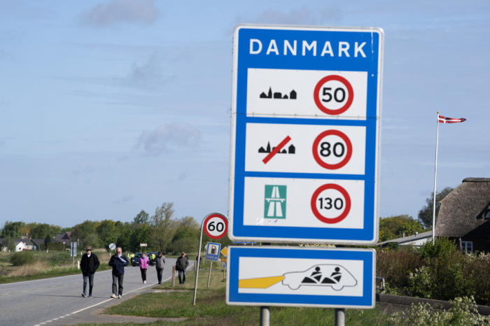 Eine Demonstration zur Öffnung der Grenzen zwischen Dänemark und Deutschland am Grenzübergang Saed in der Nähe von Toender, Dänemark. Foto: epa/Claus Fisker