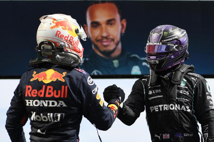 Dem britischen Formel-1-Piloten Lewis Hamilton (R) von Mercedes-AMG Petronas gratuliert der zweitplatzierte Niederländer Max Verstappen (L). Foto: epa/Gabriel Bouys