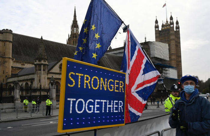 Pro-EU-Aktivisten demonstrieren vor dem Parlament in London. Foto: epa/Andy Rain