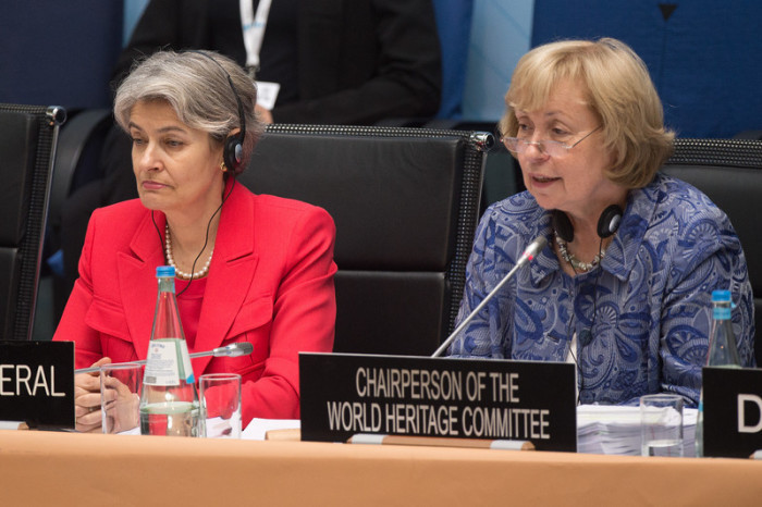 Unesco-Generaldirektorin Irina Bokowa (L) aus Bulgarien und die deutsche Staatsministerin Maria Böhmer (R) nehmen an der 39. Sitzung des UNESCO-Welterbekomitees in Bonn teil. Foto: epa/Marius Becker