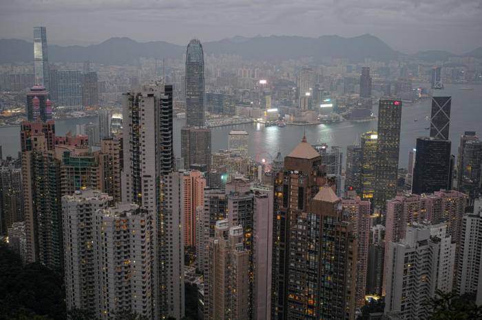 Wohnhäuser und Geschäftshäuser stehen auf Hongkong Island in Hongkong. Foto: epa/Jerome Favre