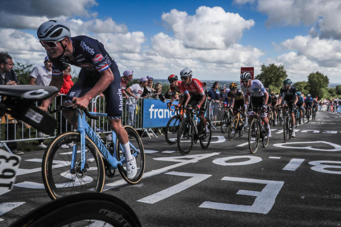 Der Holländer Mathieu Van Der Poel (L) vom Team Alpecin-Fenix in Aktion während der 2. Etappe der Tour de France 2021. Foto: epa/Christophe Petit Tesson